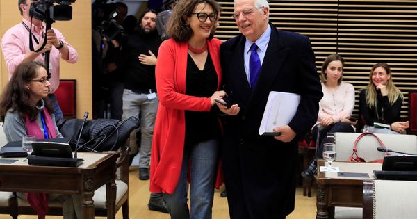 Foto: Soraya Rodríguez, con el ministro de Exteriores, Josep Borrell, el pasado 13 de diciembre en el Congreso. (EFE)