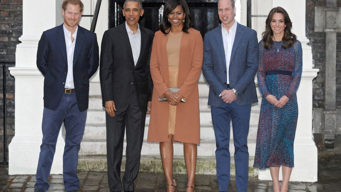 Los duques de Cambridge, el príncipe Harry y el matrimonio Obama, en el palacio de Kensington en 2016. (EFE)