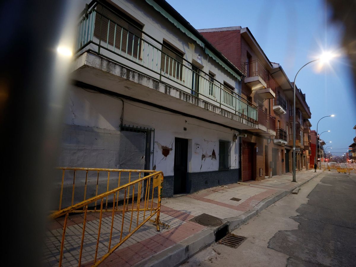 Foto: Vista general de la calle de La Presa en San Fernando de Henares, en la que en la que se ubican las viviendas más afectadas en la actualidad por la línea 7B de Metro. (EFE/Javier Lizon)