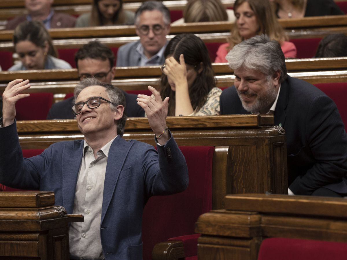 Foto: En primer plano, Josep Maria Jové, presidente del Parlament. (EFE)