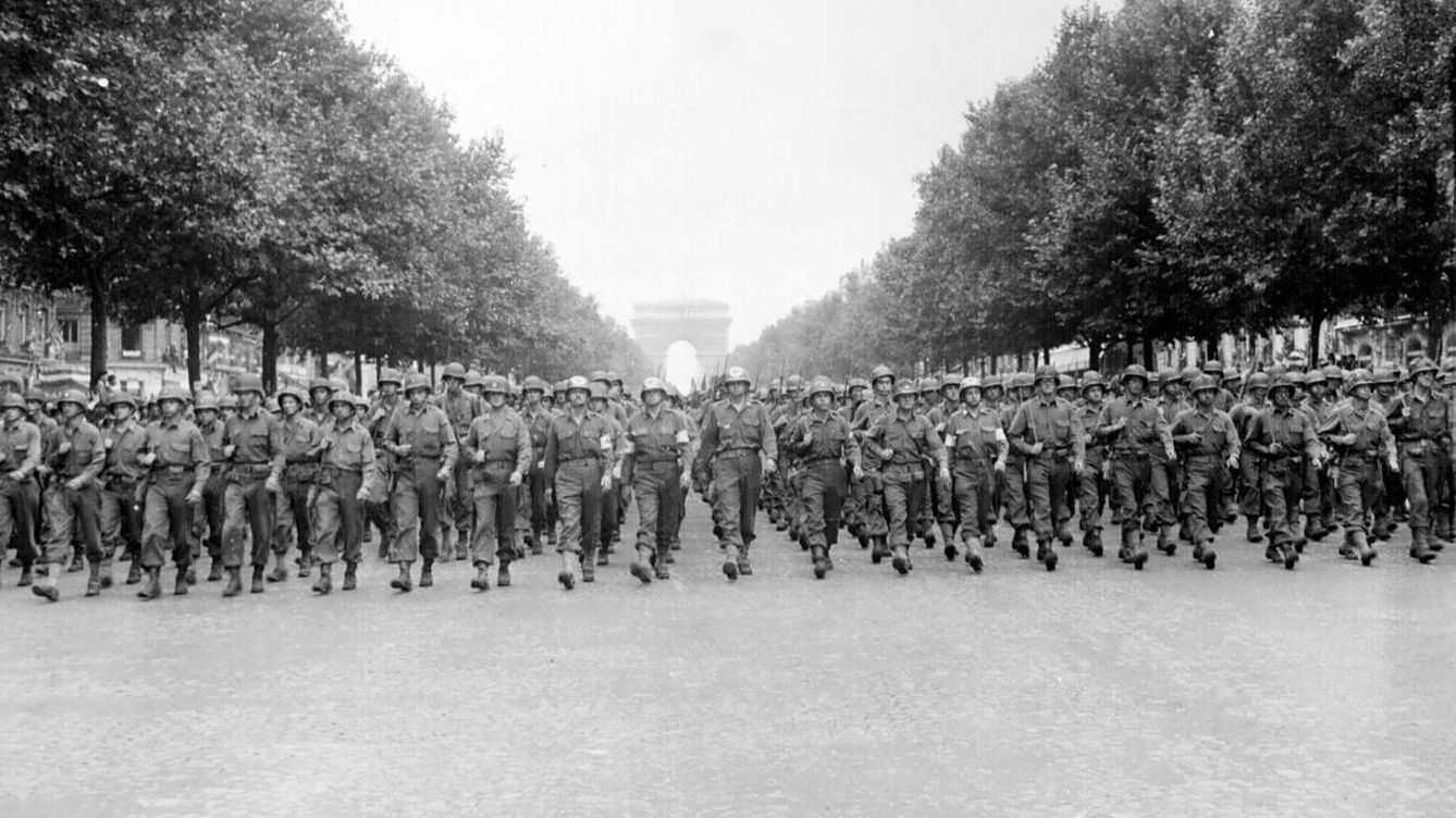 Foto: Soldados estdounidenses marchan por los Campos Elíseos en París (CC)