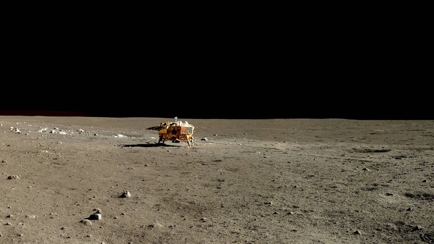 La nave espacial Chang'e 5 en la superficie lunar. (CMSA)