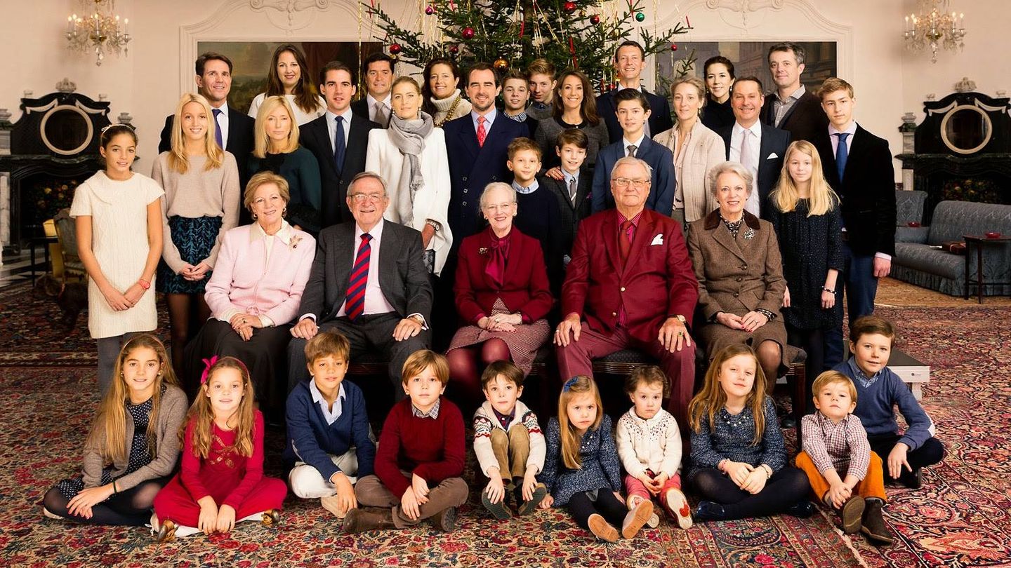 Arrietta (a la izquierda y de blanco), junto a su familia y la familia real danesa en la Navidad de 2014. (Kongehuset)