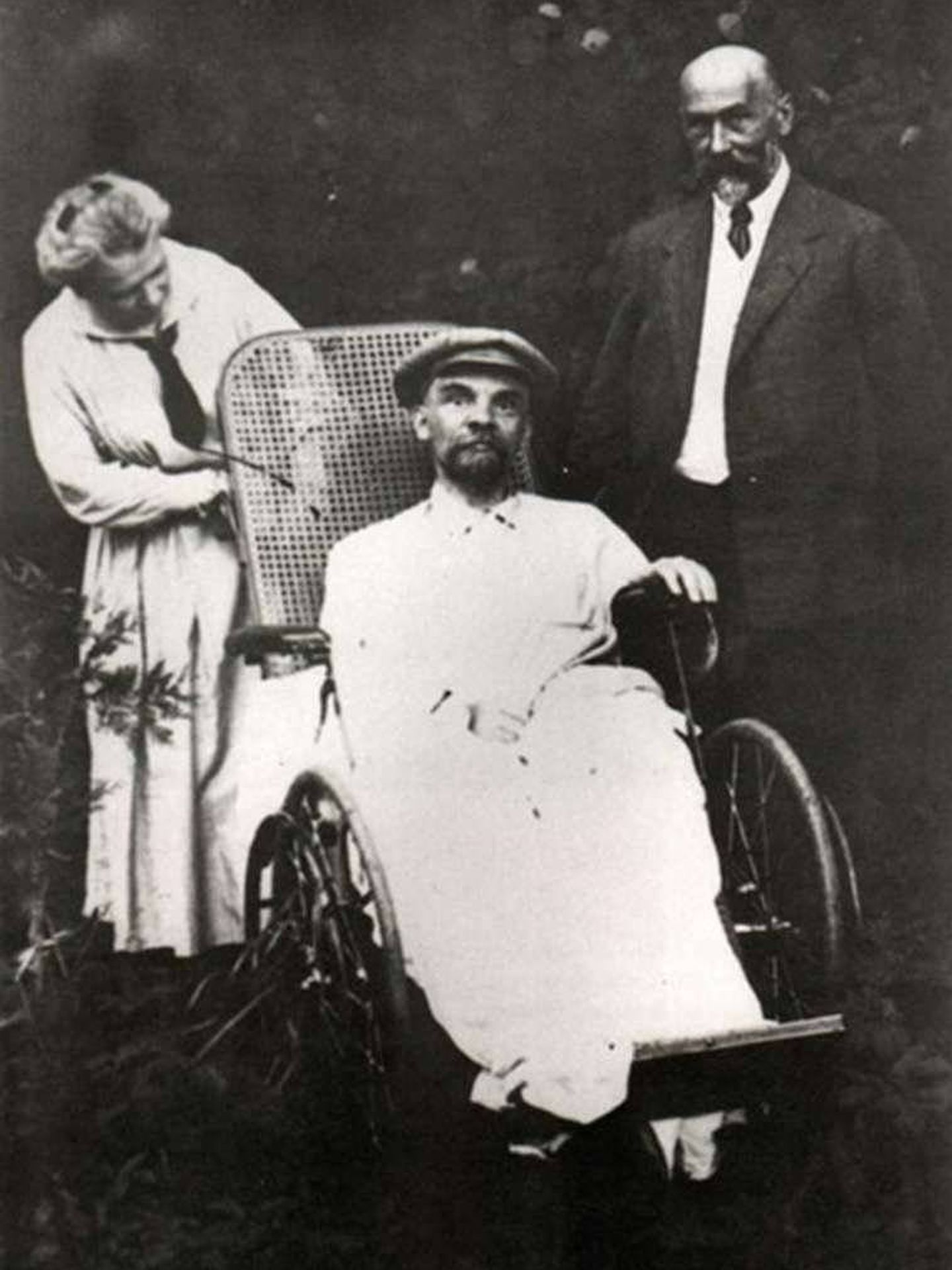Lenin junto a su hermana y uno de sus médicos.