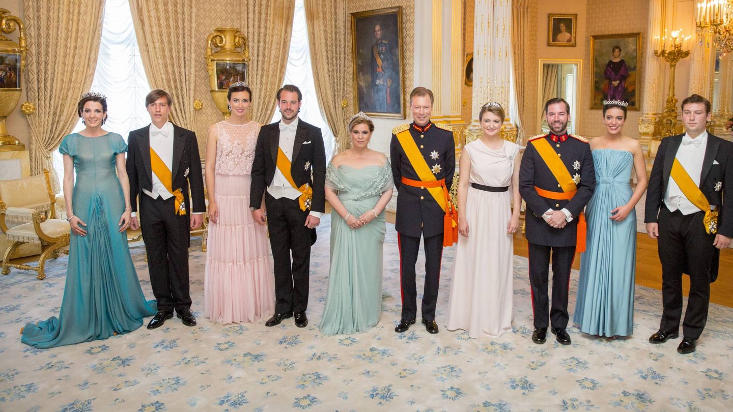 Alexandra, segunda por la derecha, junto a su familia en una de las celebraciones del Día Nacional. (Corte Ducal)