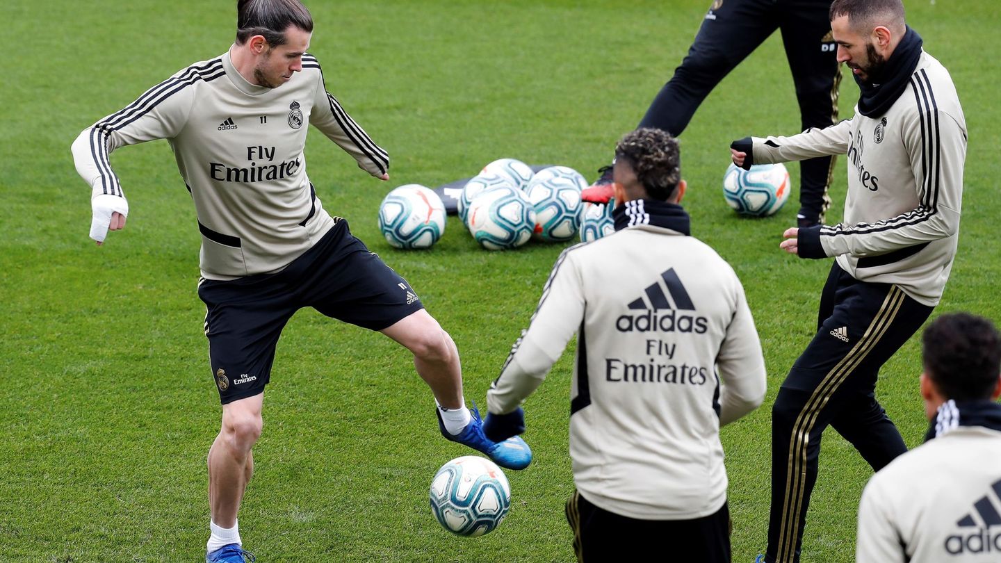 Bale junto a Benzema en un entrenamiento del Real Madrid. (Efe)