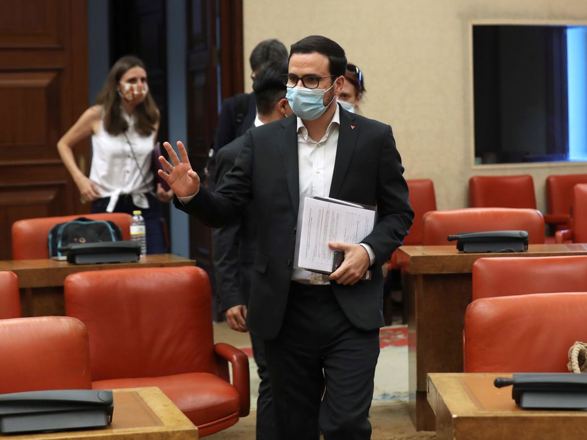 Foto: El ministro de Consumo, Alberto Garzón, a su llegada a una sesión de la Comisión Mixta para el Estudio de los Problemas de las Adicciones. (EFE)
