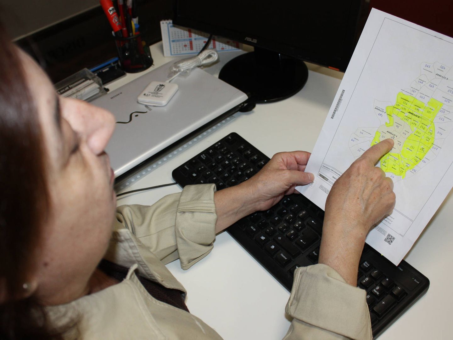Lola Díaz señala en un mapa las zonas de mayor interés para su negocio. (A.P.)