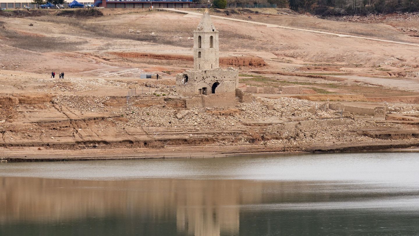La Generalitat trasvasará el agua que queda en el pantano de Sau al de Susqueda para evitar su pérdida. (EFE/Siu Wu) 