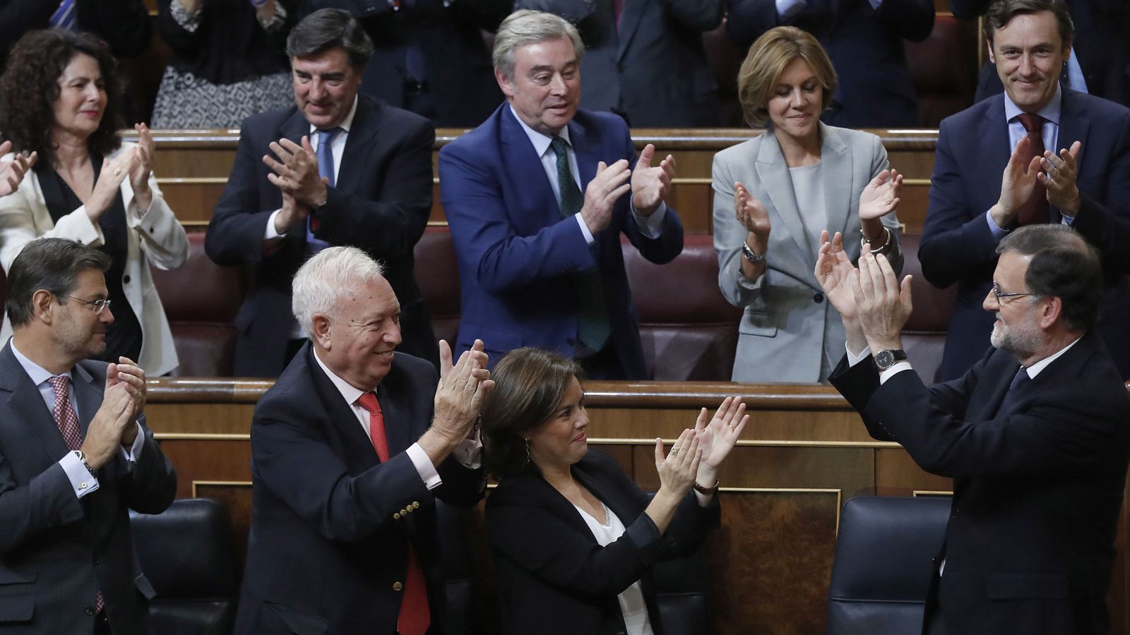 Foto: Mariano Rajoy es aplaudido por los diputados de su partido tras ser investido presidente del Gobierno. (EFE)