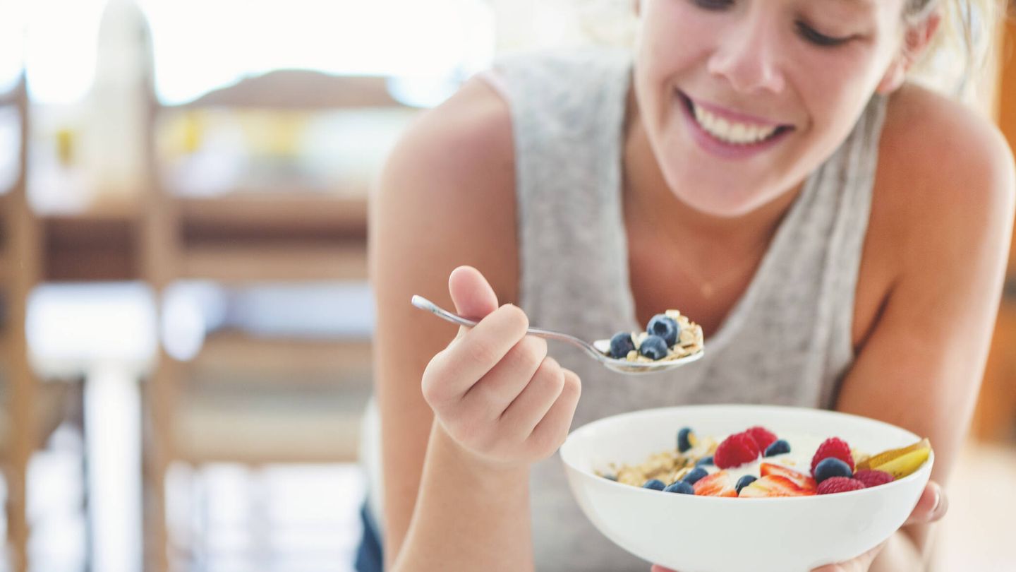 La avena en el desayuno es un gran aliado para bajar los niveles de colesterol. 