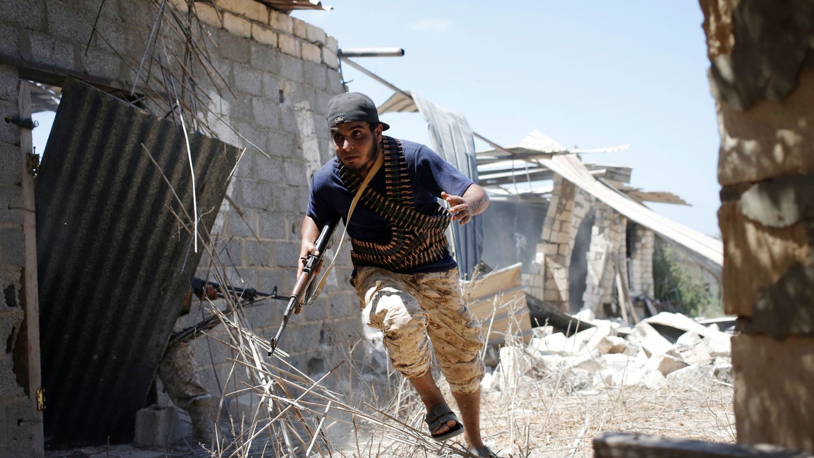 Foto: Un miliciano libio de las fuerzas apoyadas por la ONU durante choques con fuerzas del ISIS en Sirte (Reuters).
