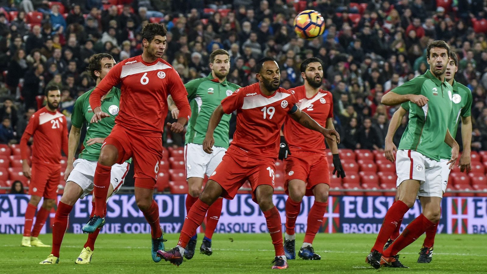 Foto: El tunecinio Saber Khalifa despeja un balón durante las selecciones de Euskadi y Túnez disputaron en San Mamés. (EFE)