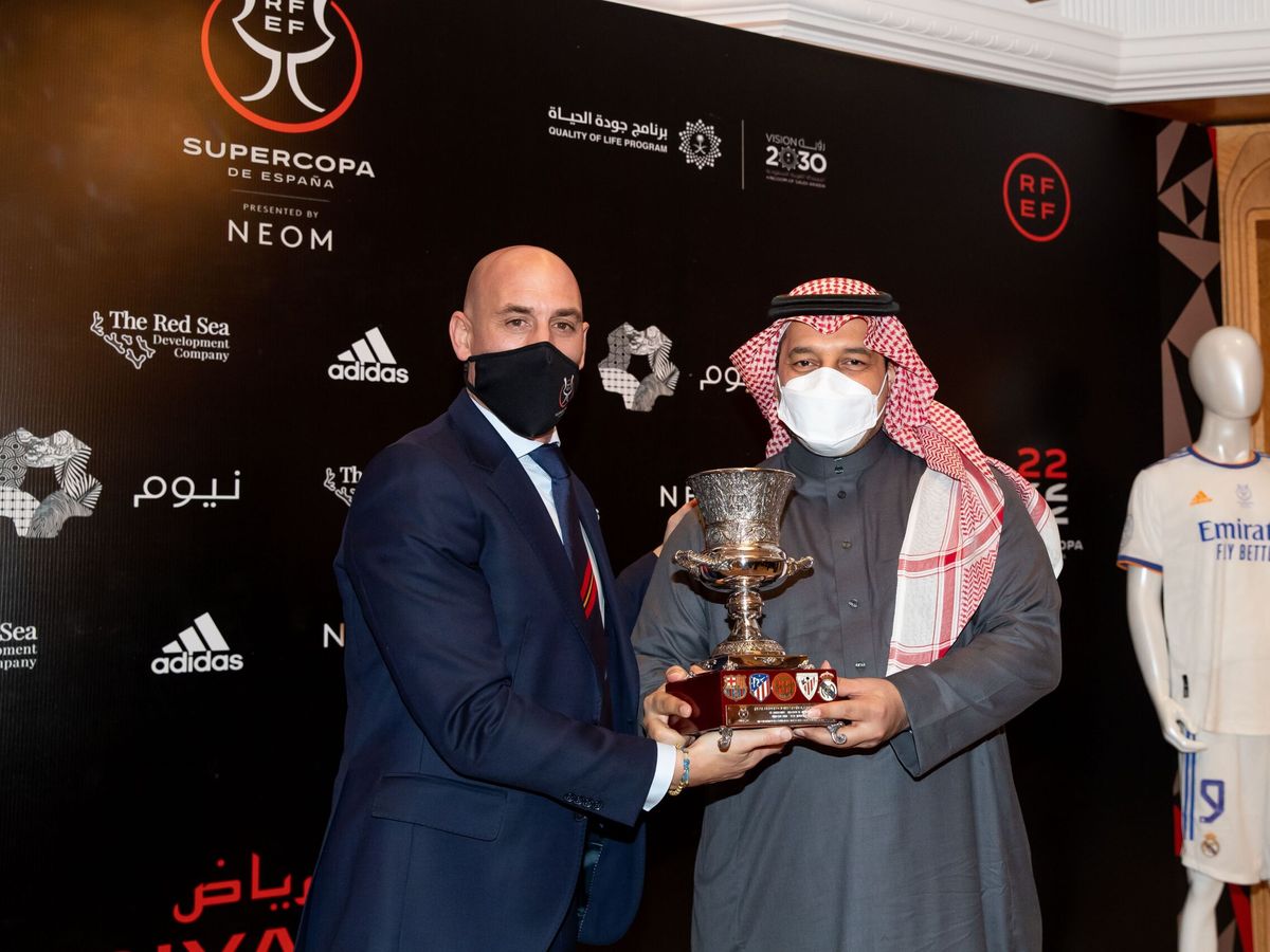 Foto: El presidente de la RFEF, Luis Rubiales, y el presidente de la Federación de Fútbol de Arabia Saudí, Yasser Al-Misehal, con una réplica del trofeo de la Supercopa de España. (EFE/RFEF/Pedro Gonzalez).