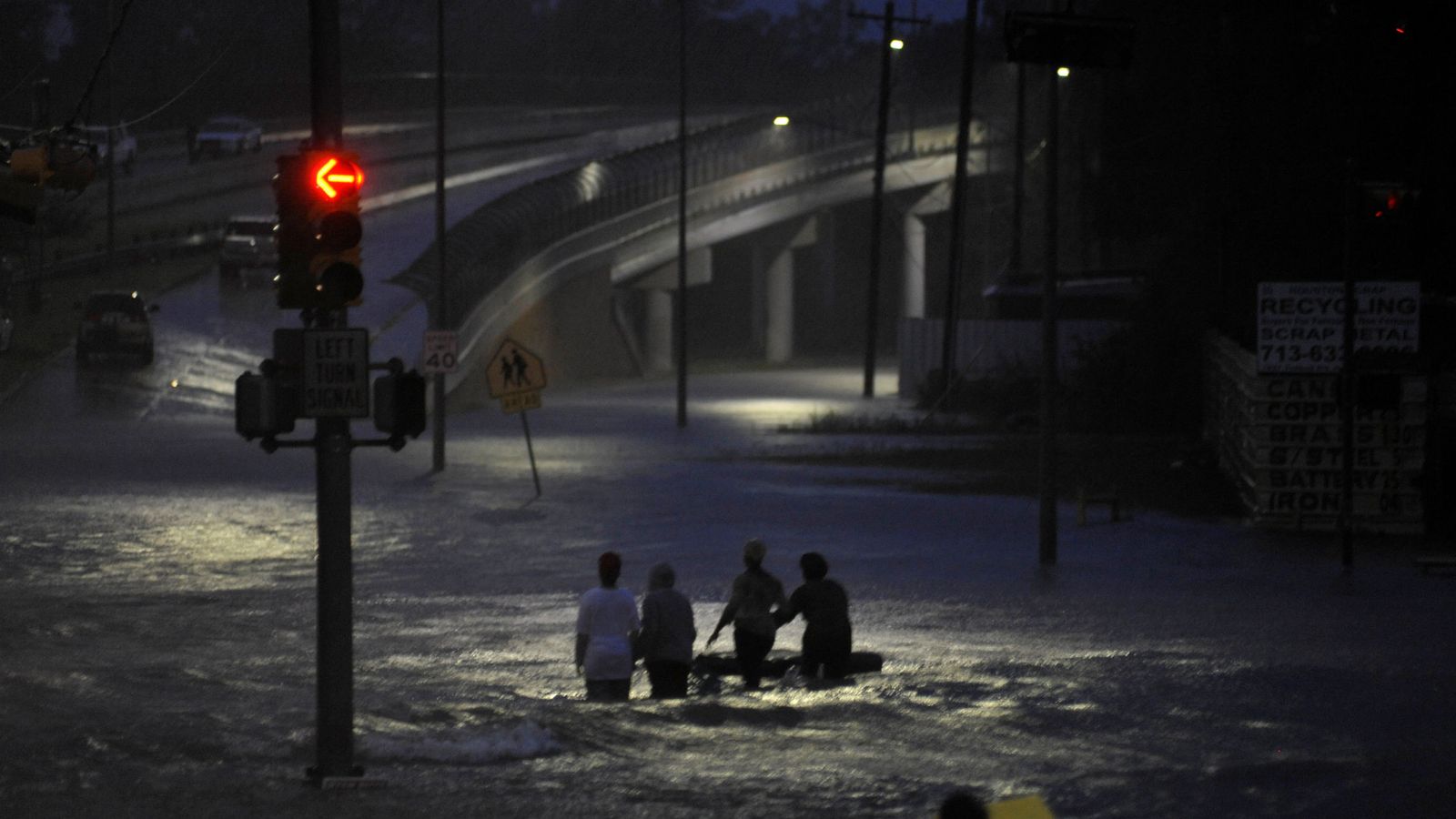 Foto: Varias personas caminan entre las aguas tras las inundaciones en Houston, el 28 de agosto de 2017. (Reuters)