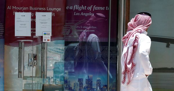 Foto: Un hombre pasa frente a las oficinas de Qatar Airways en Riad, el 5 de junio de 2017. (Reuters)