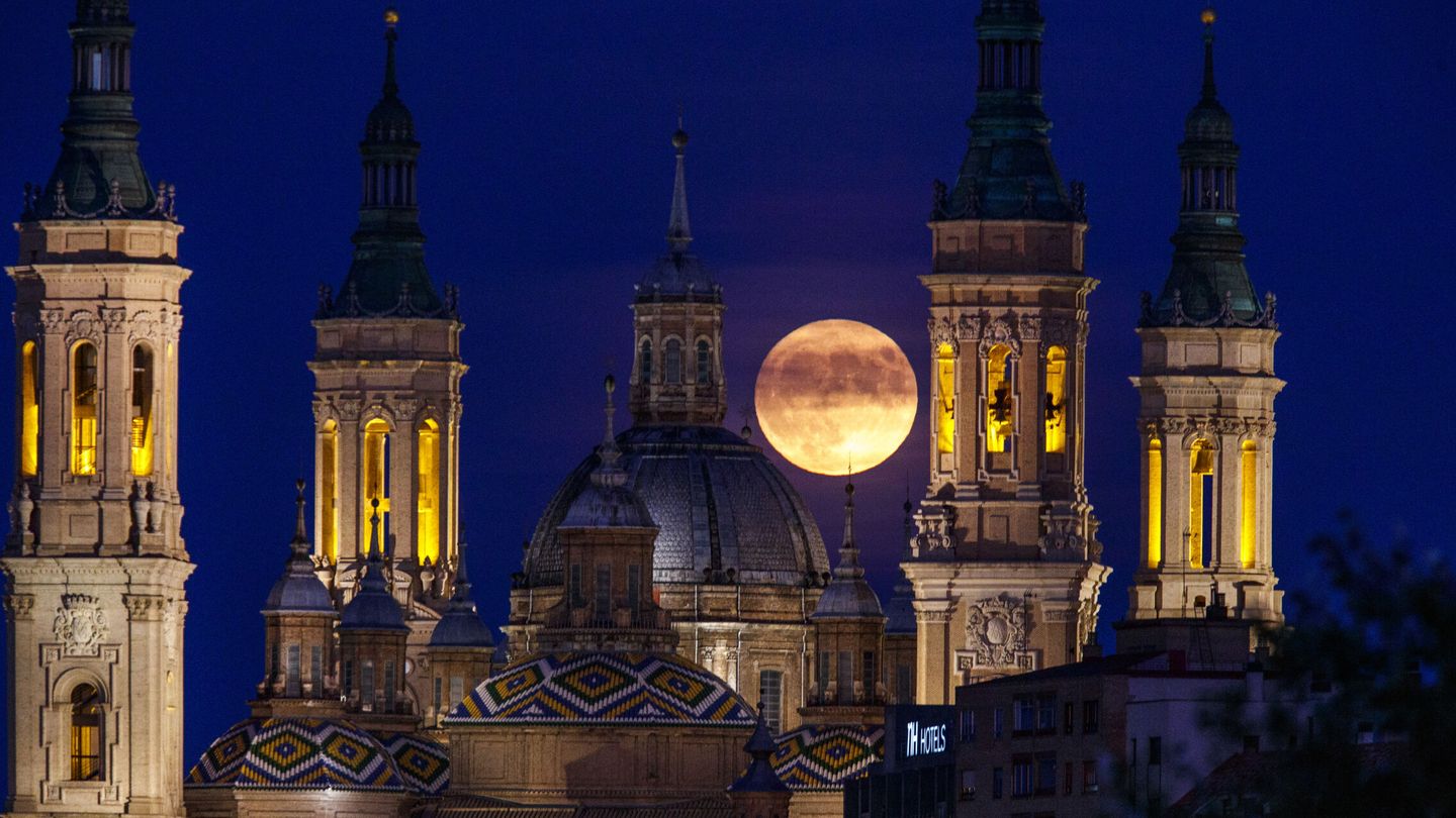 Imagen de la superluna azul del último 30 de agosto sobre la basílica del Pilar en Zaragoza. (EFE/Javier Bellver)