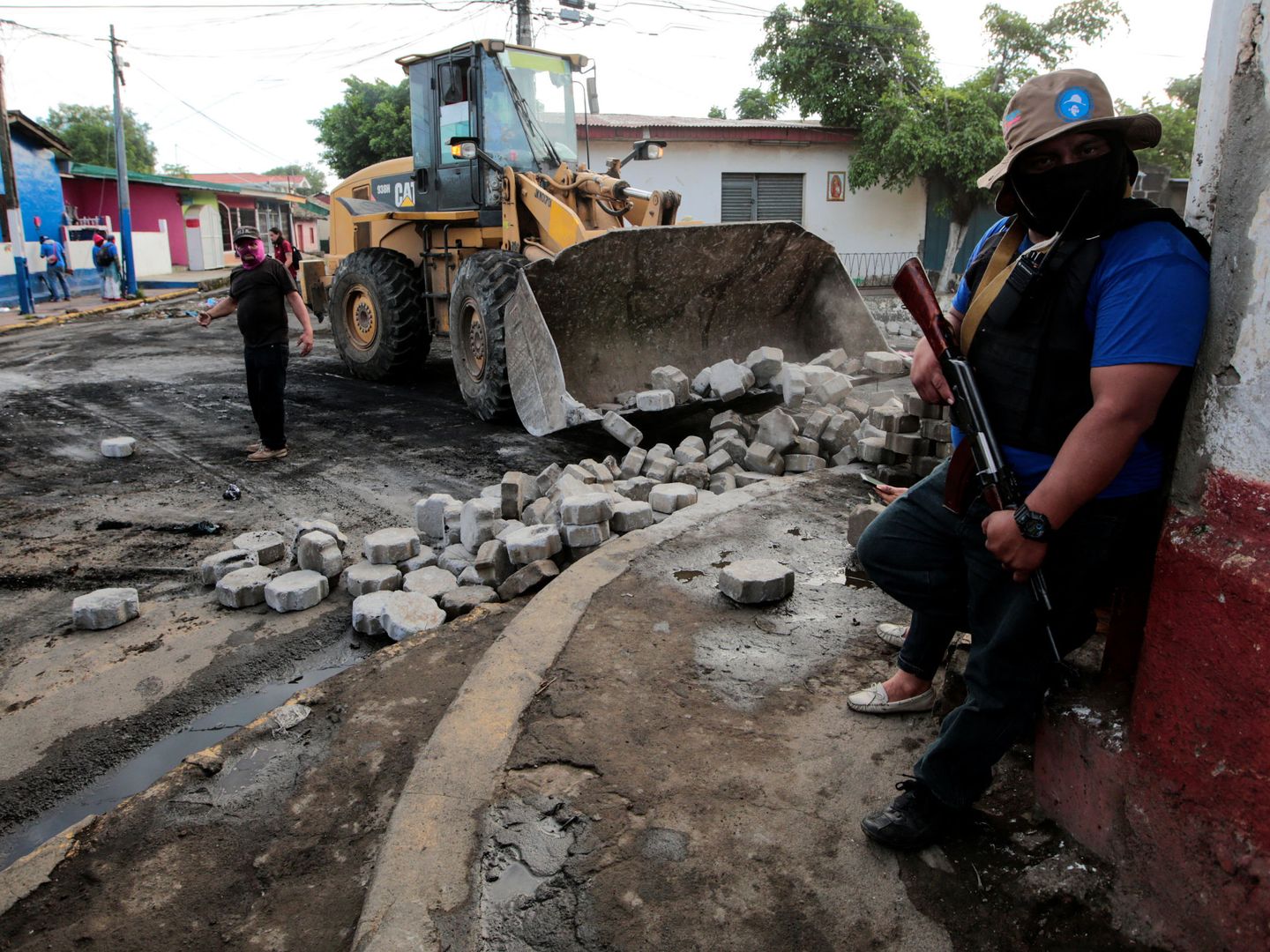 Un partidario del Gobierno de Ortega monta guardia mientras desmantelan unabarricada en Monimbo, Masaya, el 17 de julio de 2018. (Reuters)