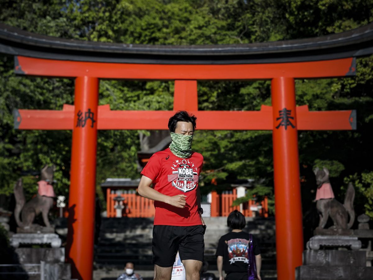 Foto: Un runner en la puerta del santuario Fushimi Inari Taisha en Kyoto, Japón (EFE)