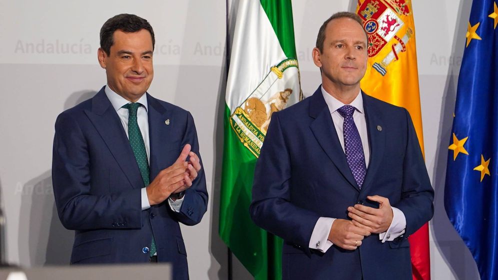 El presidente de la Junta de Andalucía, Juanma Moreno (izq.), y José Ignacio García, rector de la UNIA (dcha.). Foto: cedida.