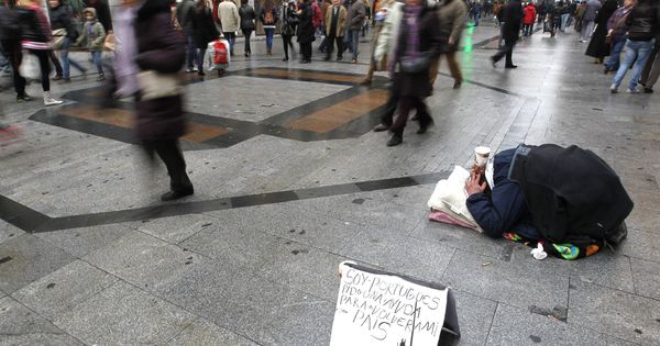 Foto: Un indigente pide ayuda en la madrileña calle de Preciados. (EFE)
