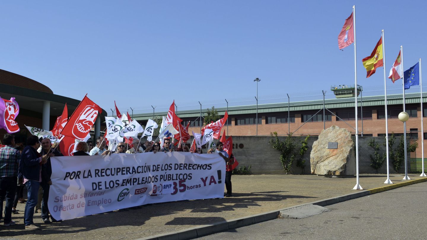 Trabajadores del centro penitenciario de La Moraleja, en Dueñas (Palencia), manifestándose en 2017