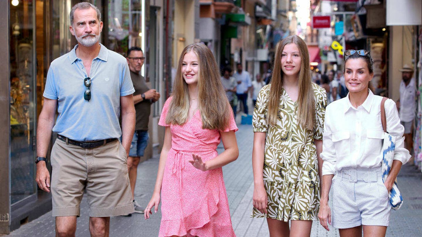 Los Reyes, con sus hijas paseando por las calles de Palma. (Getty/Carlos Álvarez)