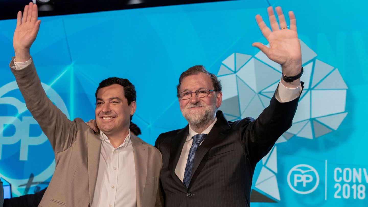 Imagen de Mariano Rajoy y Juanma Moreno Bonilla en la convención del PP de abril de 2018 en Sevilla. (EFE)