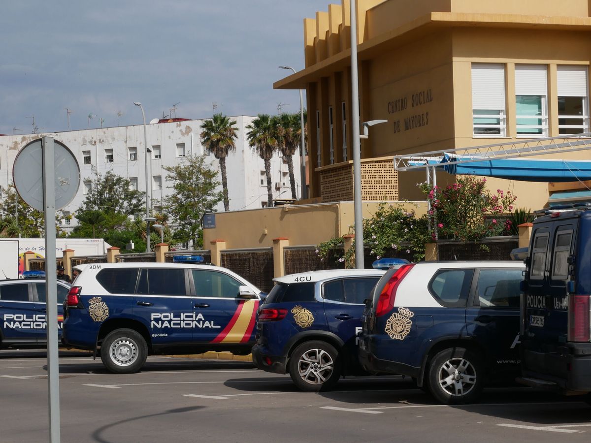 Foto: Varias unidades de la Policía, en un operativo en Melilla. (EFE/Paqui Sánchez)
