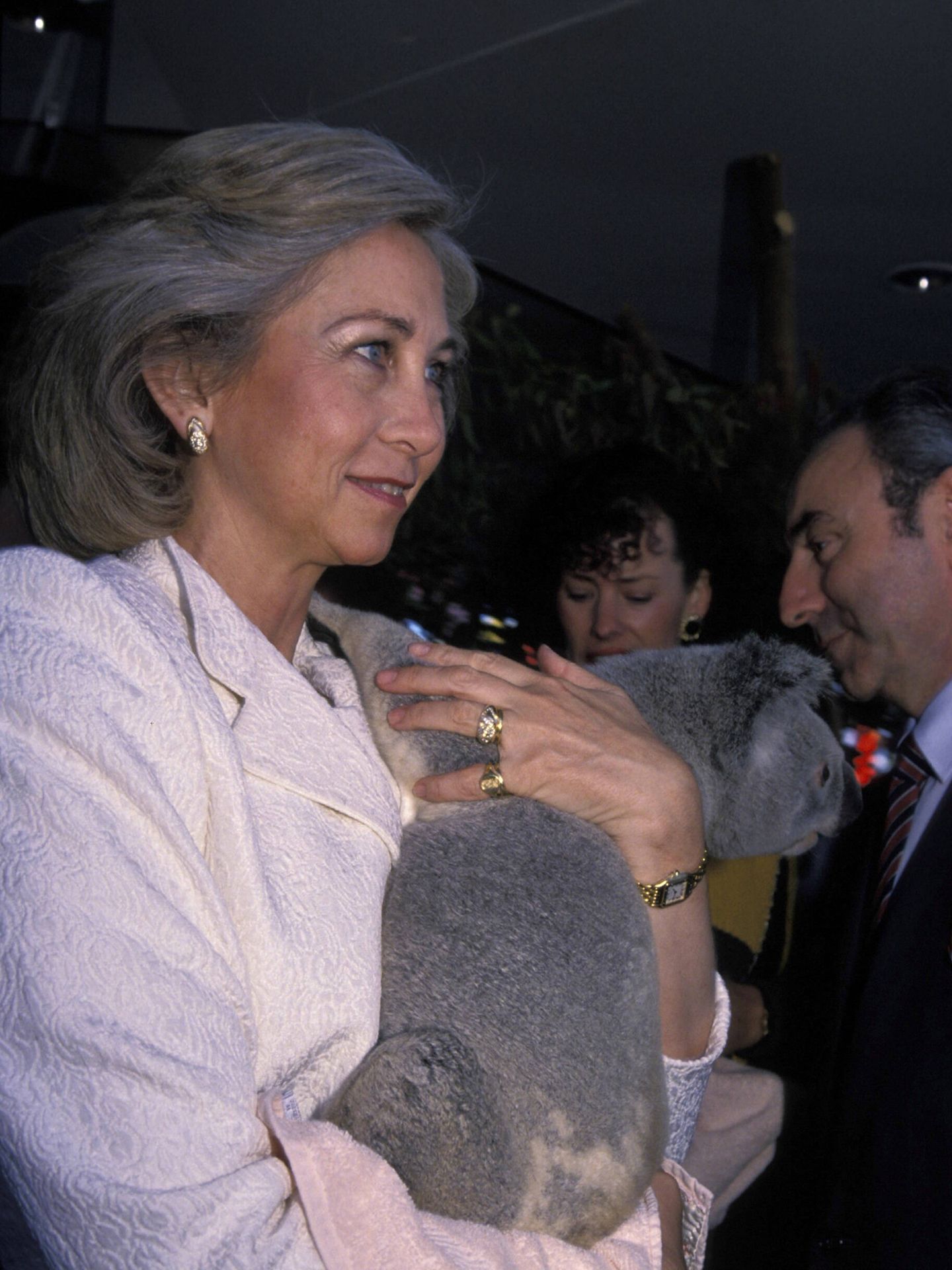 La reina coge en brazos a un koala, en 1988. (Getty)