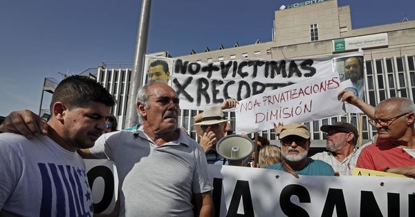 Foto: El marido y el padre de Rocío Cortés en una concentración frente al hospital de Valme (EFE)