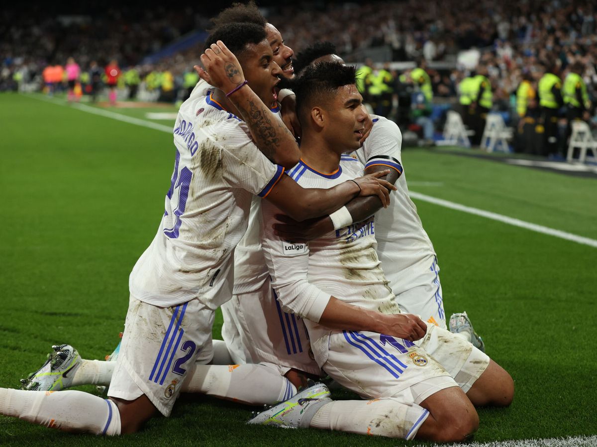 Foto: Los jugadores del Madrid celebran el gol de Casemiro. (EFE/Kiko Huesca)