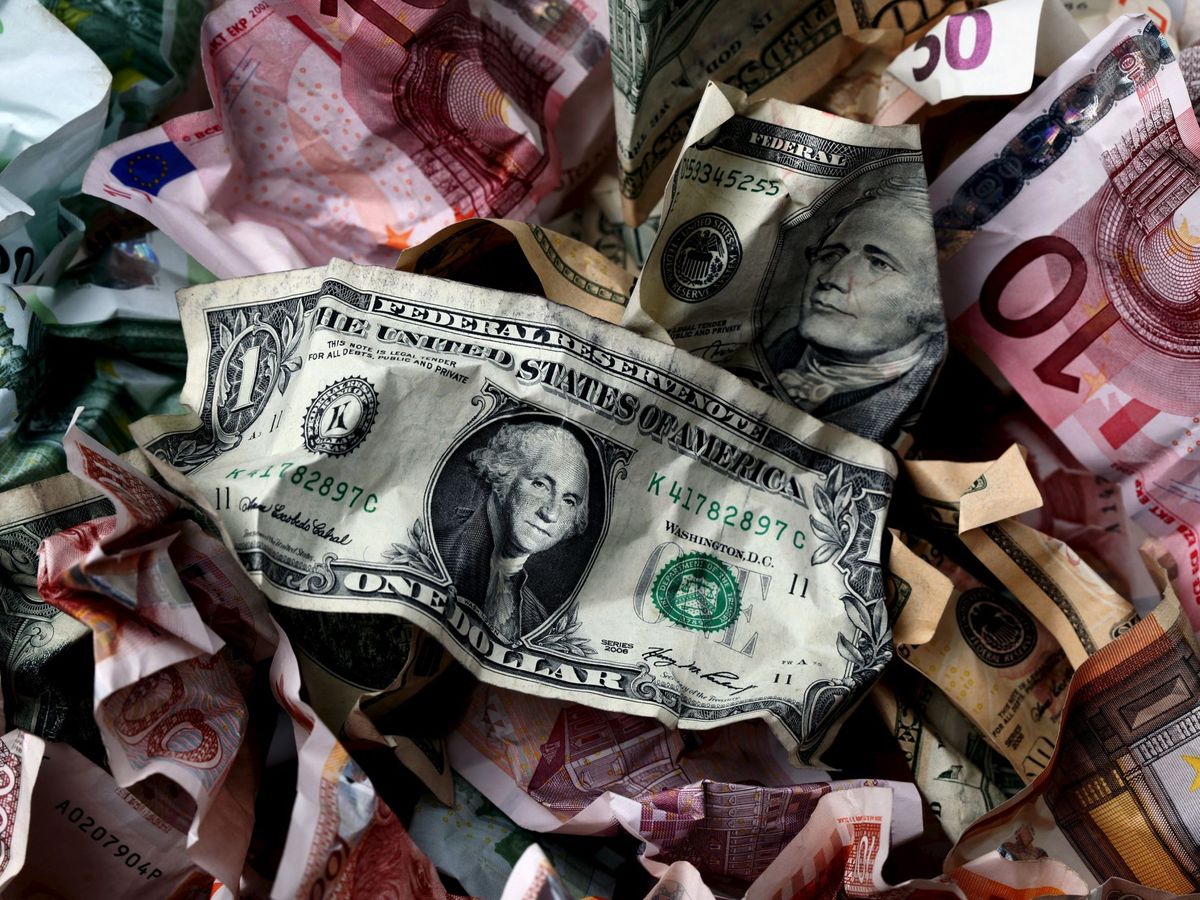 Foto: Billetes de dólar y de euro. (Reuters)