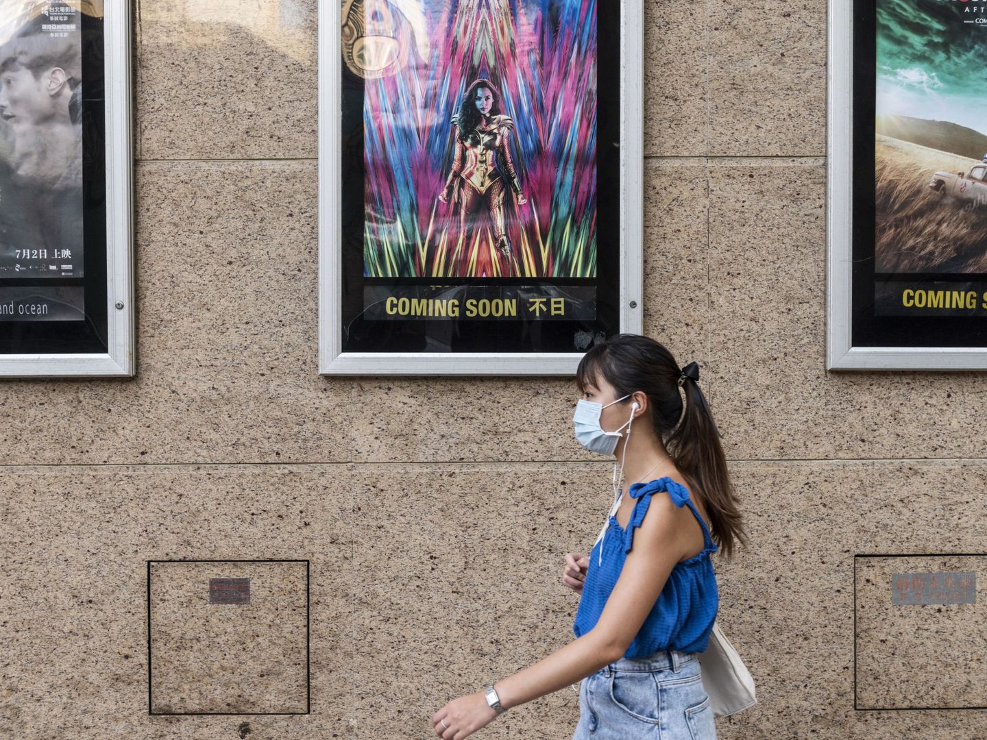 Una mujer pasea frente a un cine cerrado en Tsim Sha Tsui, Hong Kong. (EPA)