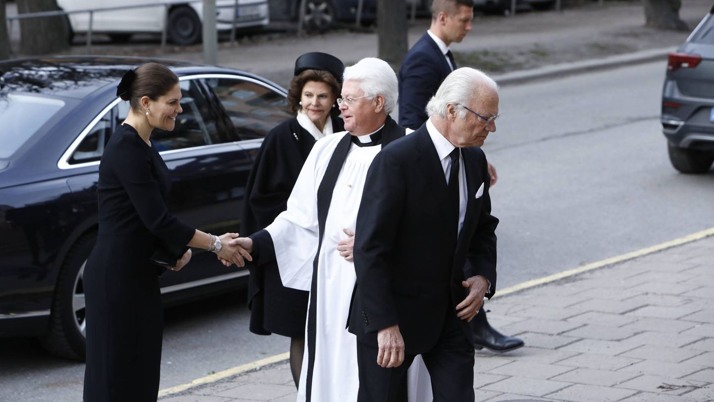 La familia real de Suecia asiste al funeral de Dagmar von Arbin. (Cordon Press)