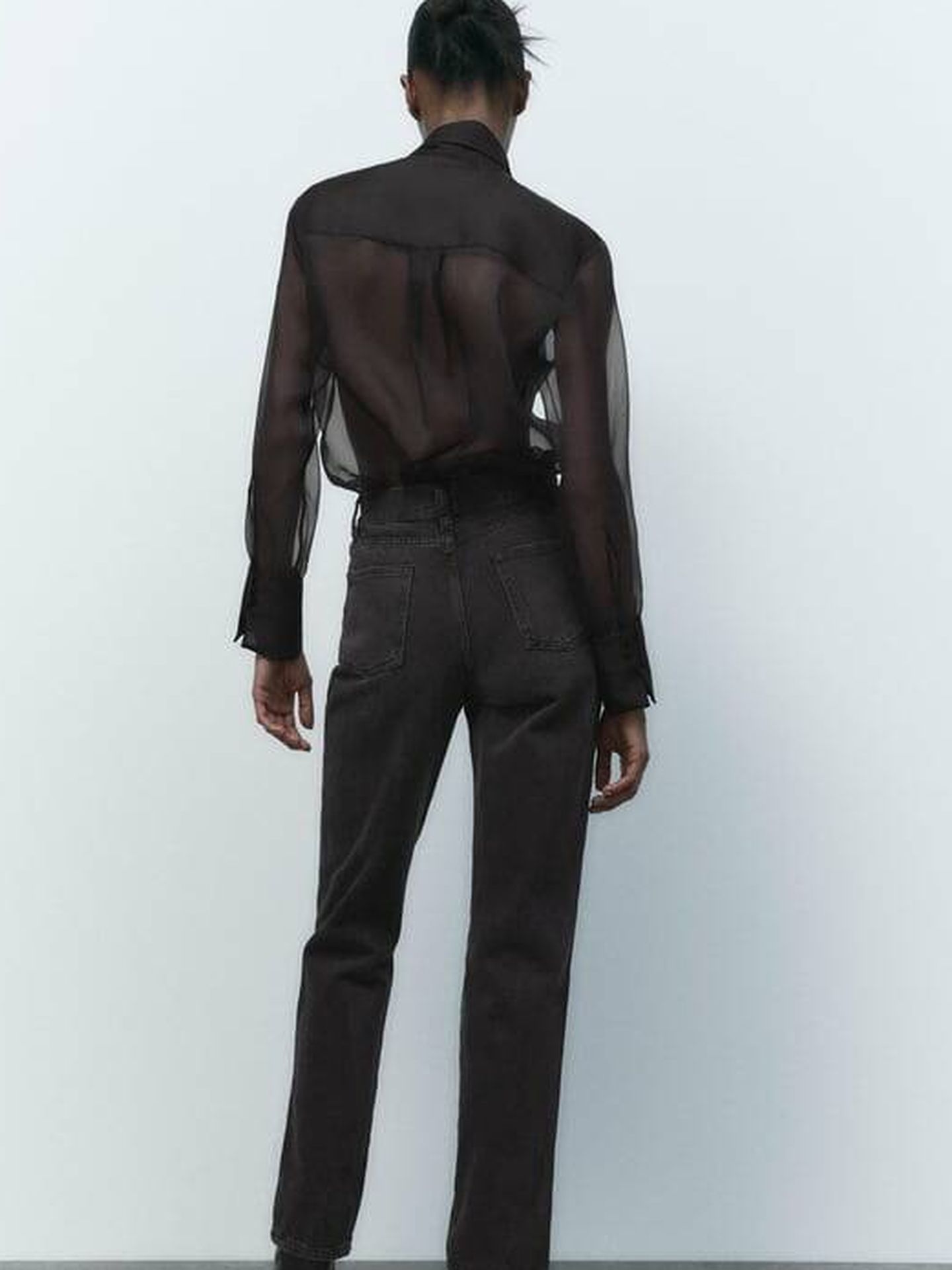 Elige tu nueva blusa de Zara por 40 euros: en blanco o en negro. (Cortesía)
