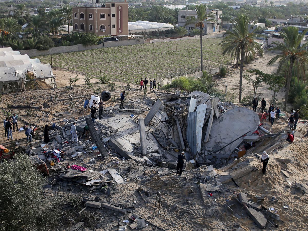 Foto: Restos de una casa destruida por un bombardeo israelí en Gaza. (Reuters)
