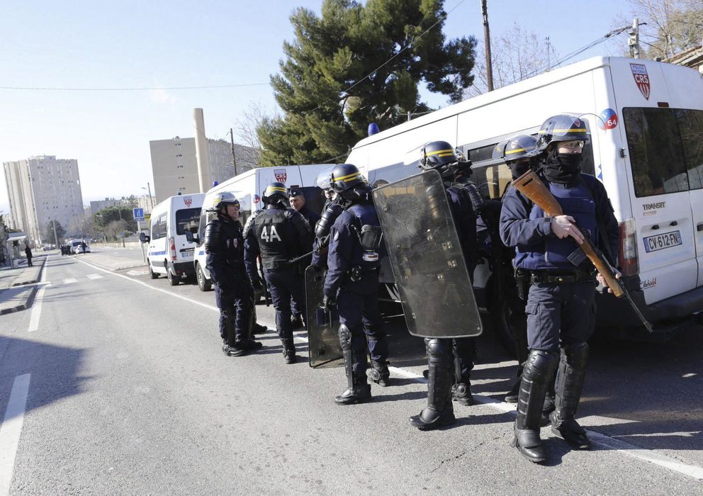 Foto: Agentes de las fuerzas de seguridad de la Policía Nacional francesa patrullan el popular barrio de La Castellane, en el norte de Marsella (Efe).