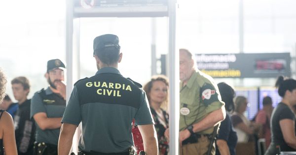 Foto: Miembros de la Guadia Civil, en un control de un aeropuerto (EFE/Quique García)
