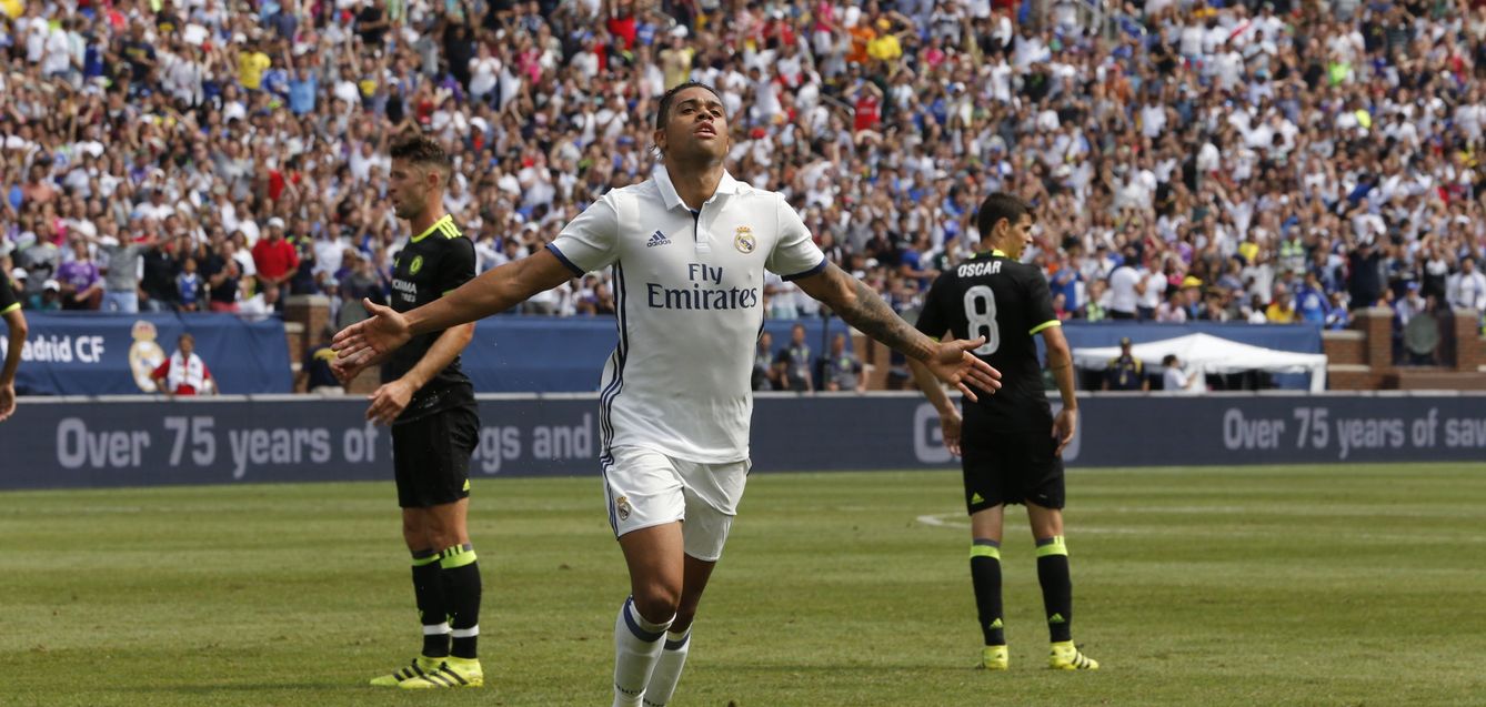 Mariano Díaz celebra el gol que le marcó al Chelsea durante la pretemporada (EFE)