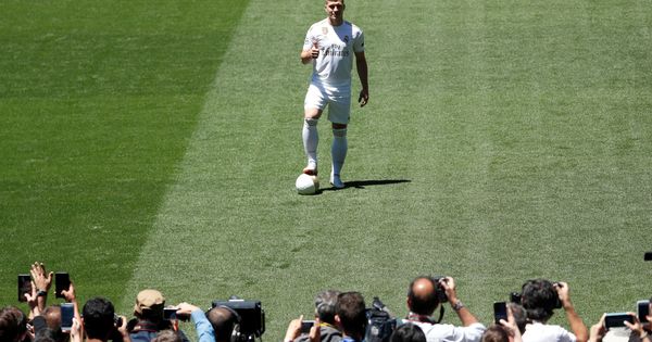 Foto: Luka Jovic posa para los fotógrafos en el césped del Santiago Bernabéu. (Reuters)