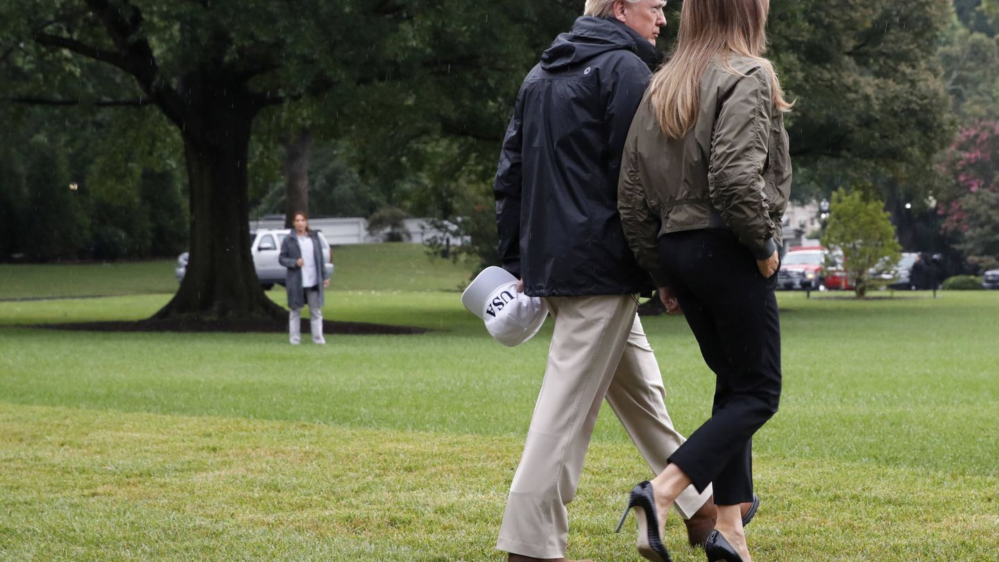 Donald y Melania Trump caminan bajo la lluvia de camino al avión que les llevó a Texas. (Gtres)