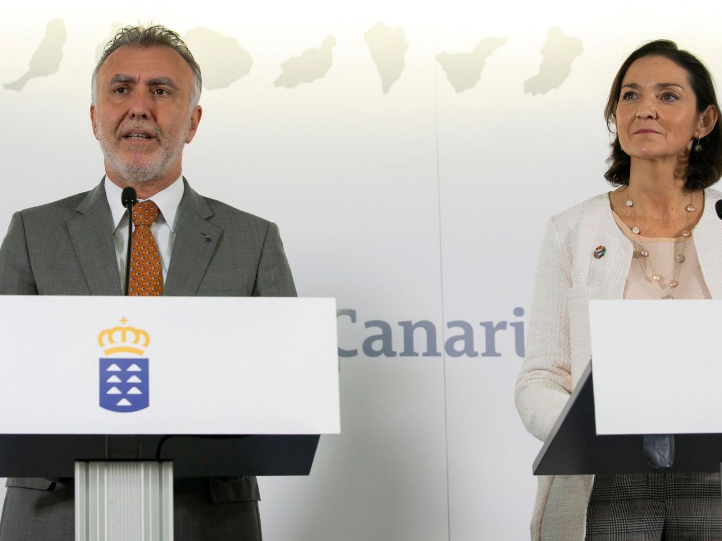 El presidente de Canarias, Ángel Víctor Torres (i), y la ministra de Turismo, Reyes Maroto (d), en una rueda de prensa. (EFE)