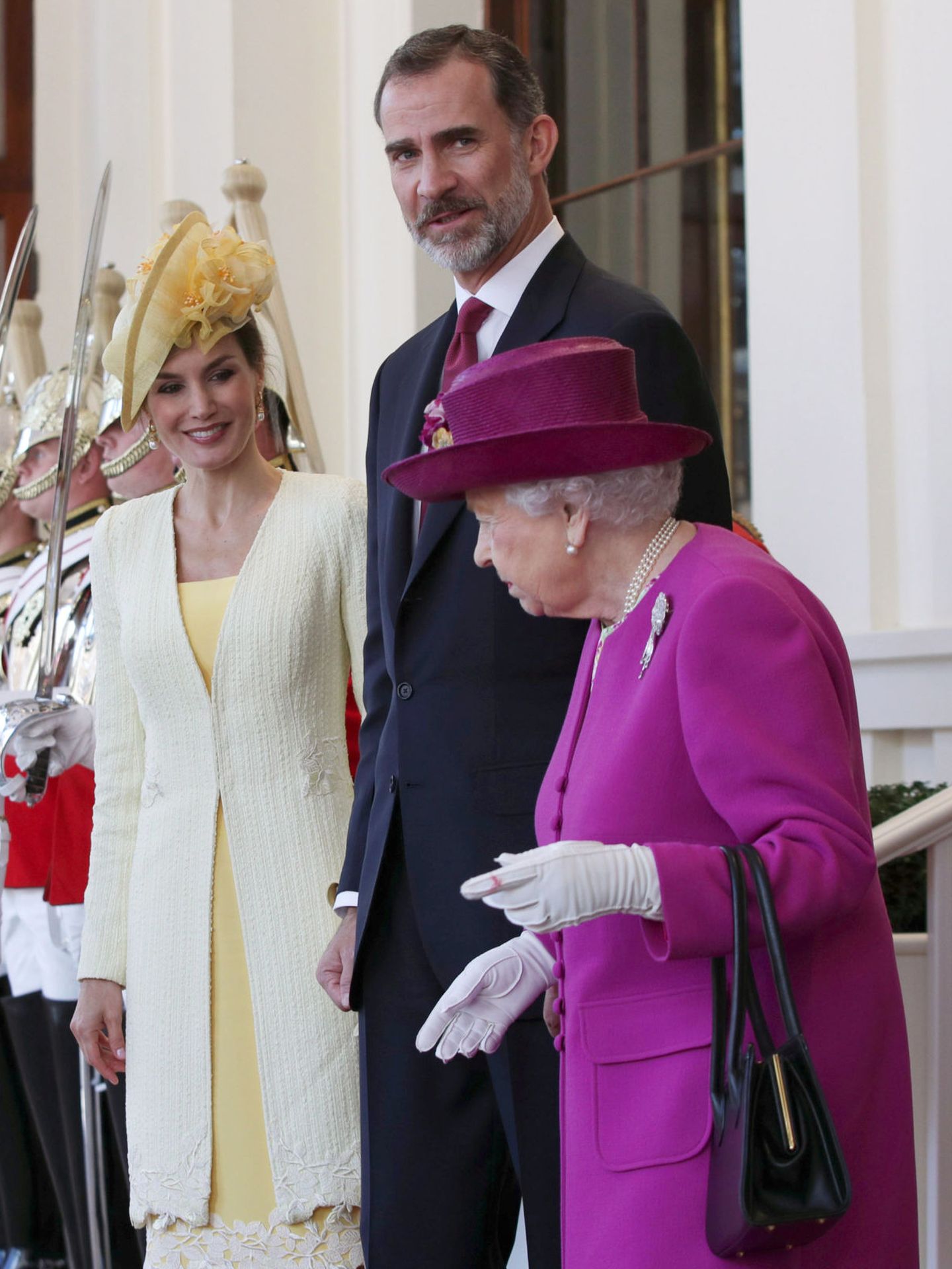 Los Reyes, junto a Isabel II en 2017. (Reuters/Pool/Yui Mok)