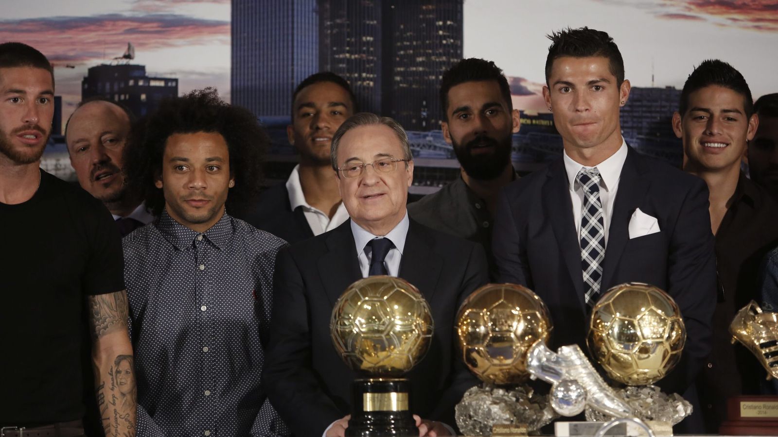 Foto: En la imagen, Florentino Pérez rodeado de varios futbolistas (Cordon Press)