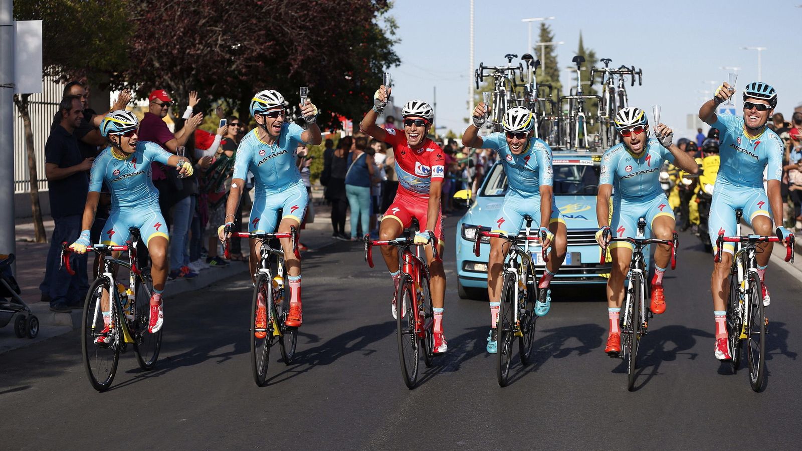 Foto: Fabio Aru no habría ganado la Vuelta sin sus compañeros (EFE).