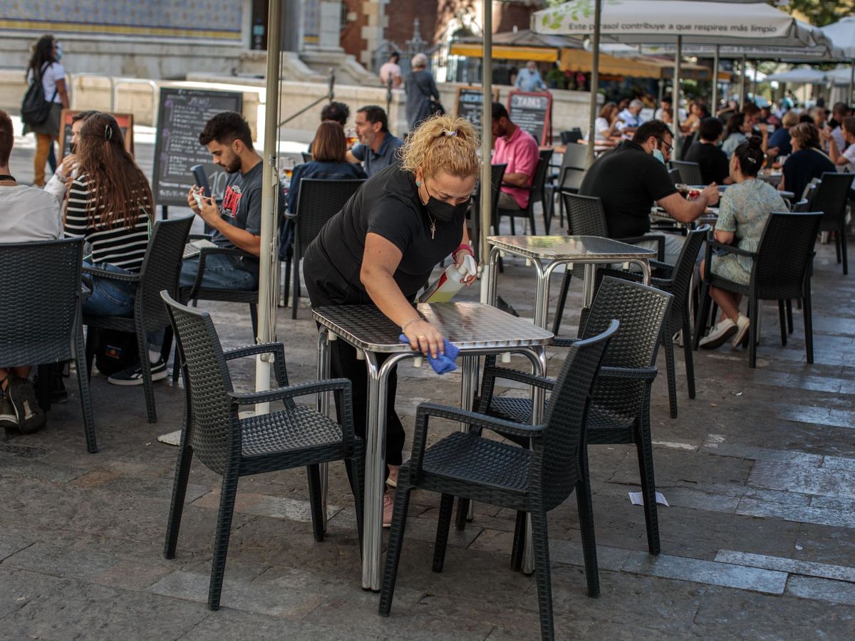 Foto: Una camarera desinfecta una mesa. (EFE)