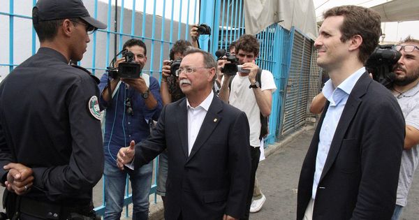 Foto: El presidente nacional del PP, Pablo Casado (d), acompañado por el presidente de la Ciudad Autónoma de Ceuta, Juan Jesús Vivas (c), cuando a este le han negado el saludo. (EFE)