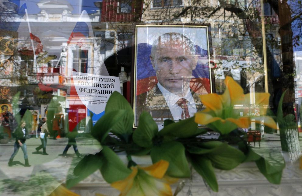 Una imagen de Putin en el escaparate de una tienda en Simferópol, Crimea (Reuters).