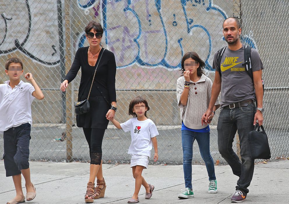 Foto: Pep Guardiola junto a su mujer y sus tres hijos en Nueva York en 2012. (I.C.)
